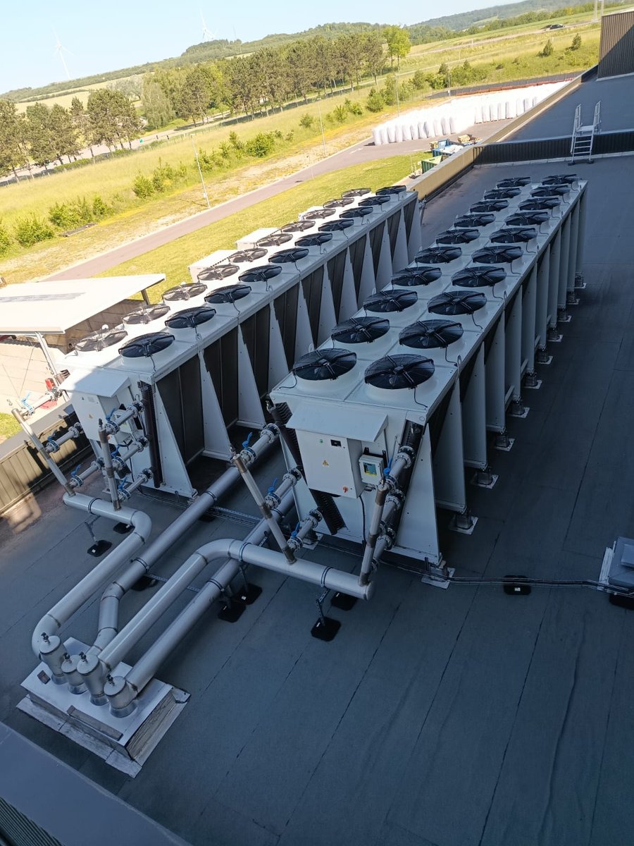 Installation de batterie d'aérorefroidisseurs industriels en toiture — tuyauterie process et supports métalliques soudés par Mecafusion Industrie en Moselle