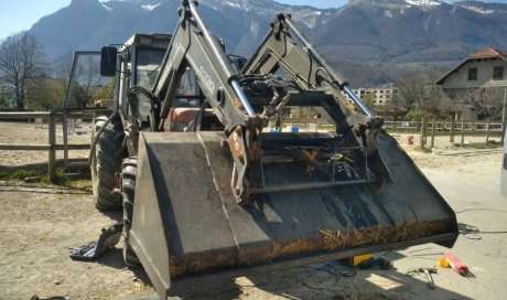 Soudure à l'arc sur le godet chargeur du tracteur du centre équestre de Frontenex.