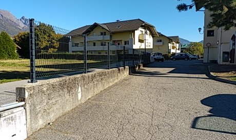 Pose de clôtures pour "Le Tissot" à Albertville.