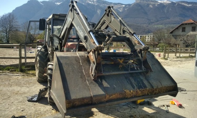 Soudure à l'arc sur le godet chargeur du tracteur du centre équestre de Frontenex.