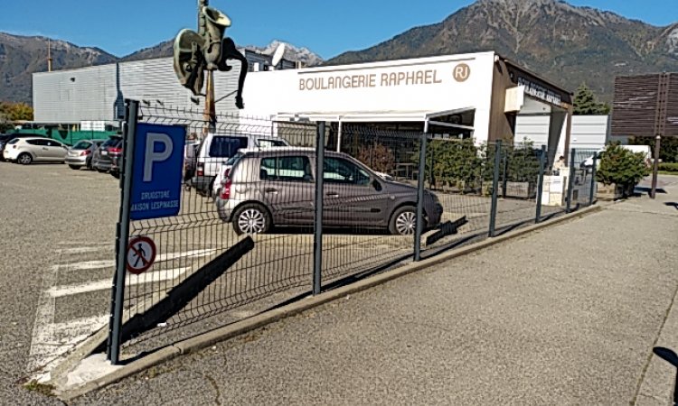 Pose de clôtures pour Lespinasse traiteur à Albertville.